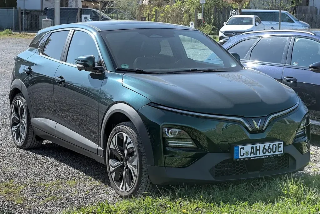 VF 6 — dòng xe được hỏi giá lăn bánh nhiều nhất tại showroom thời gian qua.